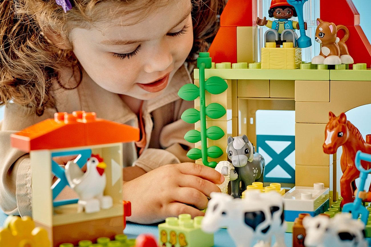 dziecko bawi się klockami