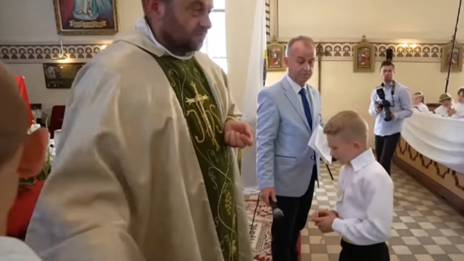 Ksiądz Mirosław Masztalerek komentuje nagranie z pierwszej komunii w parafii pw. Zesłania Ducha Świętego w Ząbrowie.