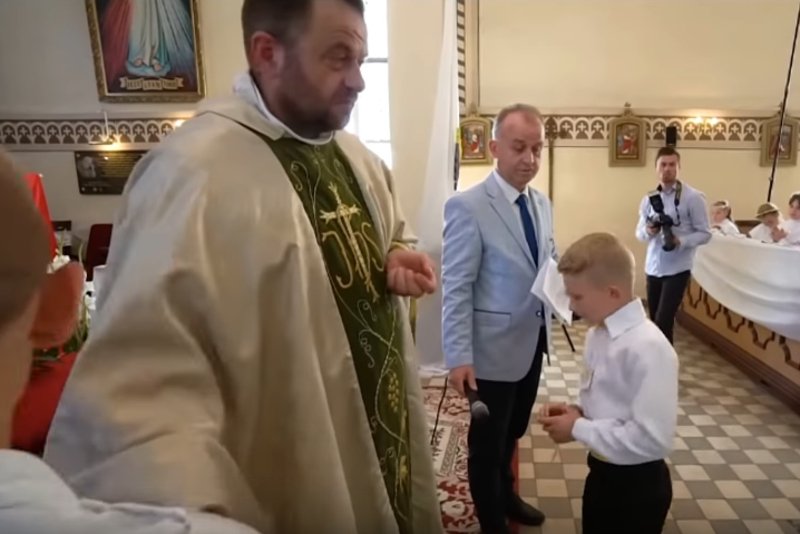 Ksiądz Mirosław Masztalerek komentuje nagranie z pierwszej komunii w parafii pw. Zesłania Ducha Świętego w Ząbrowie.