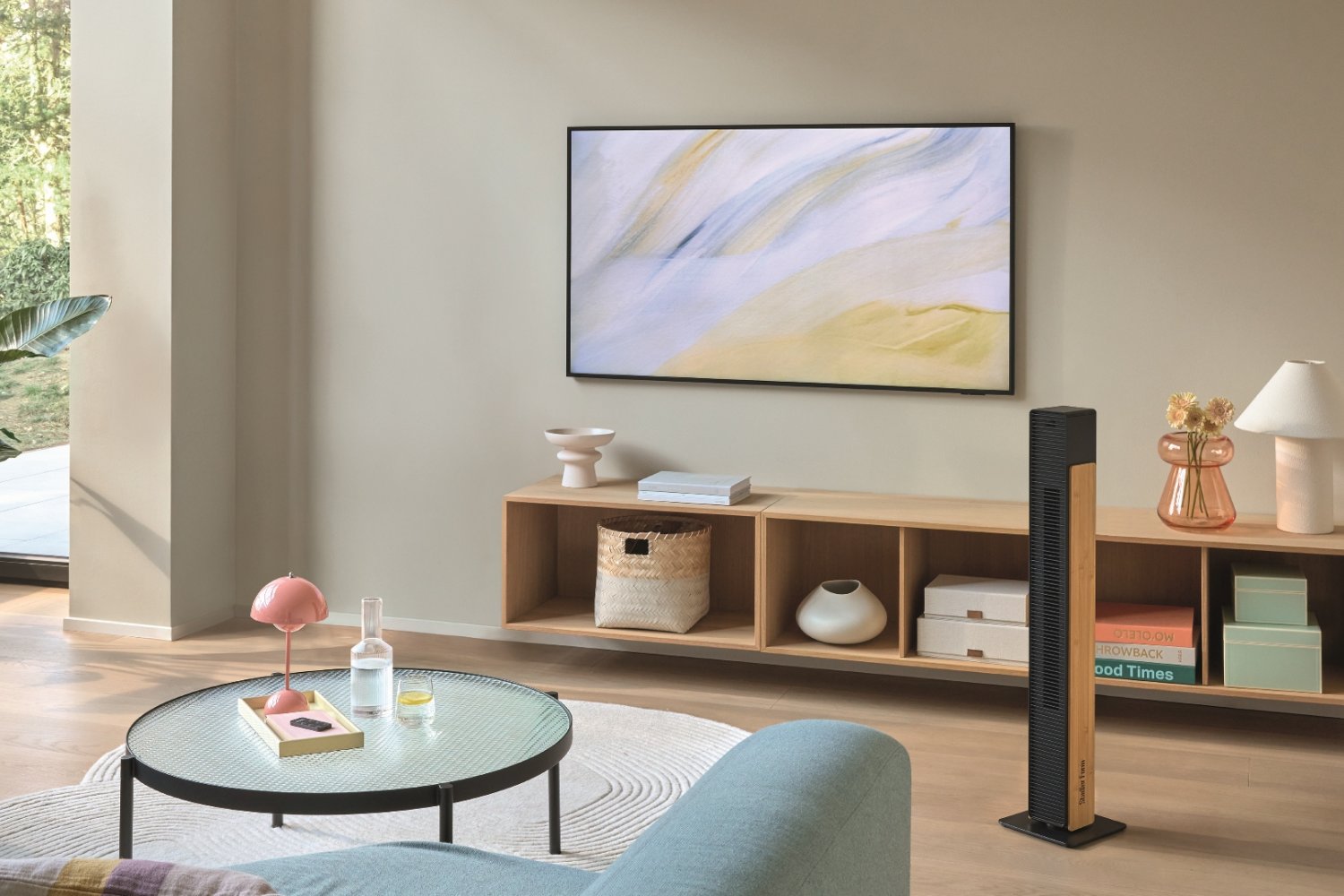 Wentylator kolumnowy Stadler Form Nick Bamboo w salonie.