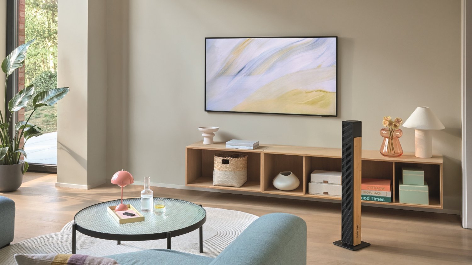 Wentylator kolumnowy Stadler Form Nick Bamboo w salonie.