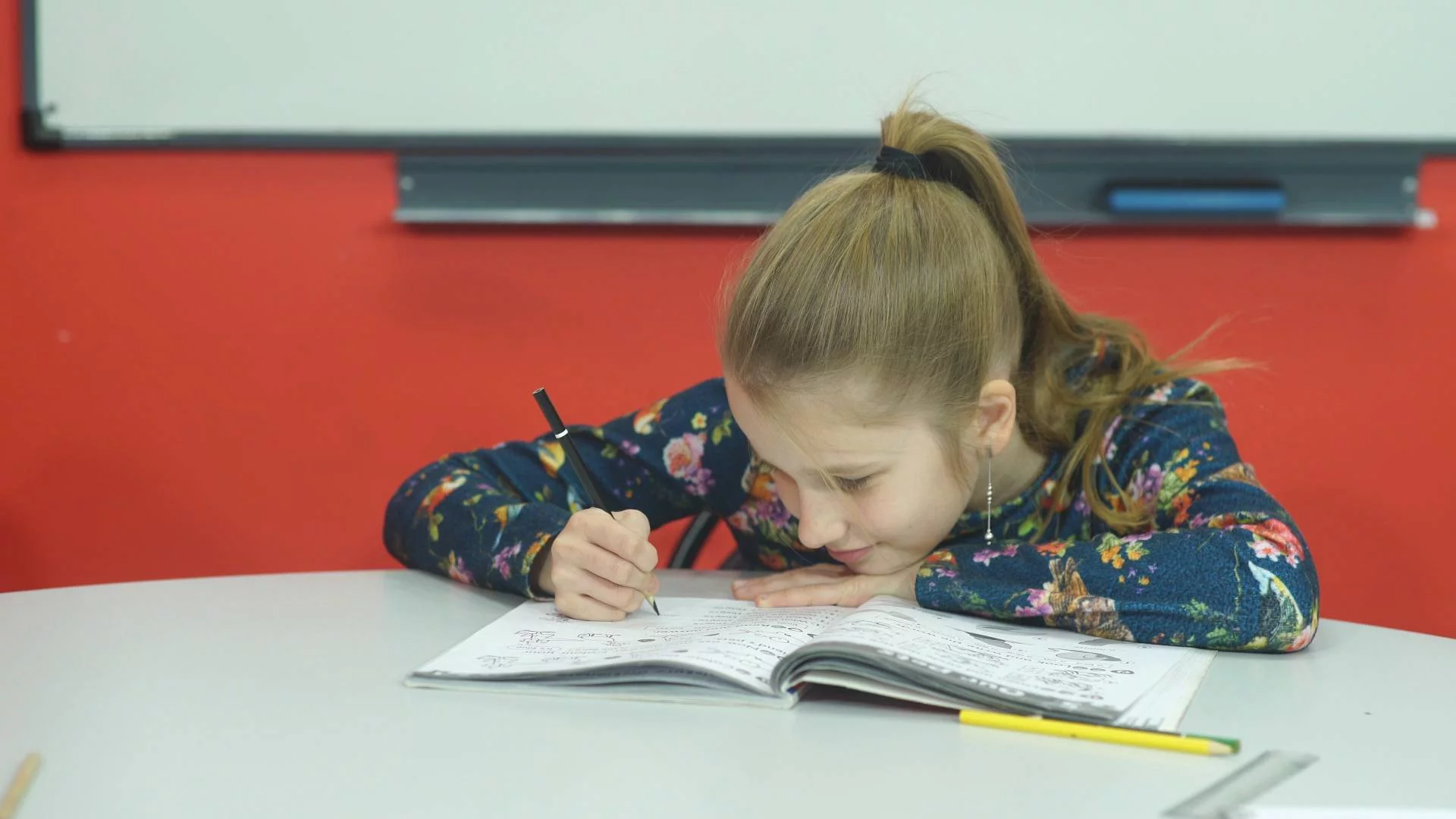 uczennica odrabia pracę domową uczennica odrabia pracę domową