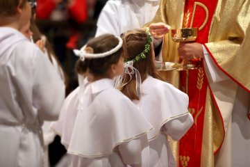 dzieci przystępujące do sakramentu mogą wiele się nauczyć ze złotych myśli na komunię