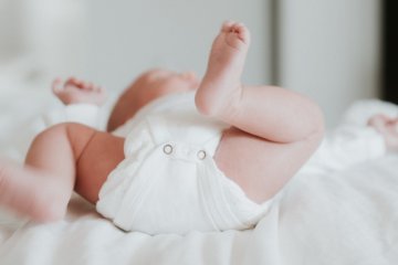 Do pielęgnacji wrażliwej okolicy podpieluszkowej przyda się emolientowy krem przeciw odparzeniom. Można go znaleźć w linii kosmetyków Bella Baby Happy Sensitive