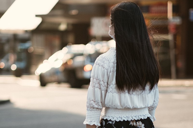 Jak lepiej oddychać przez maseczkę w ciepłe dni. 3 najczęstsze błędy