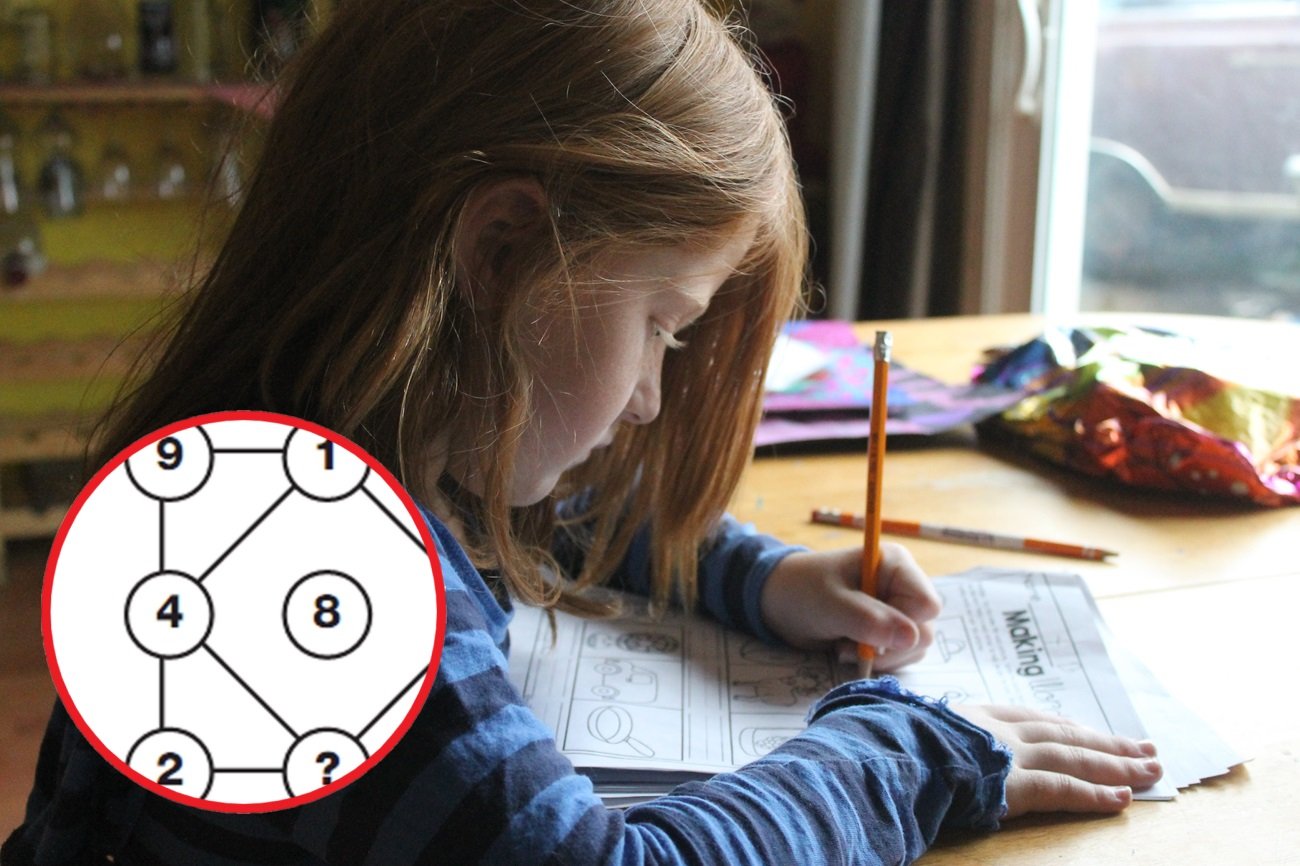 dziewczynka robi lekcje