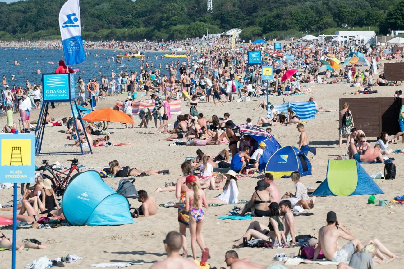 ludzie na plaży