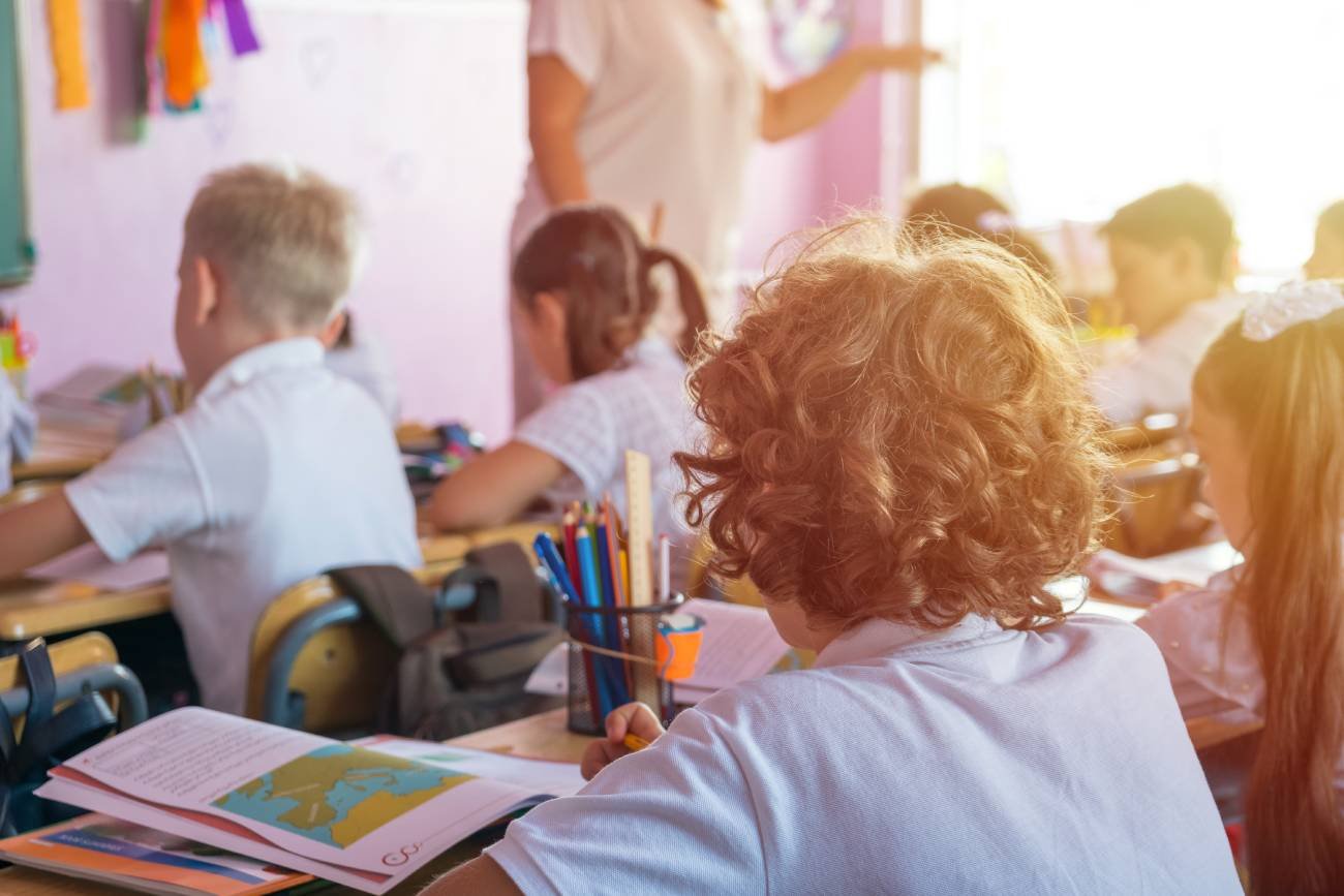 Uczniowie słuchają nauczycielki podczas lekcji.