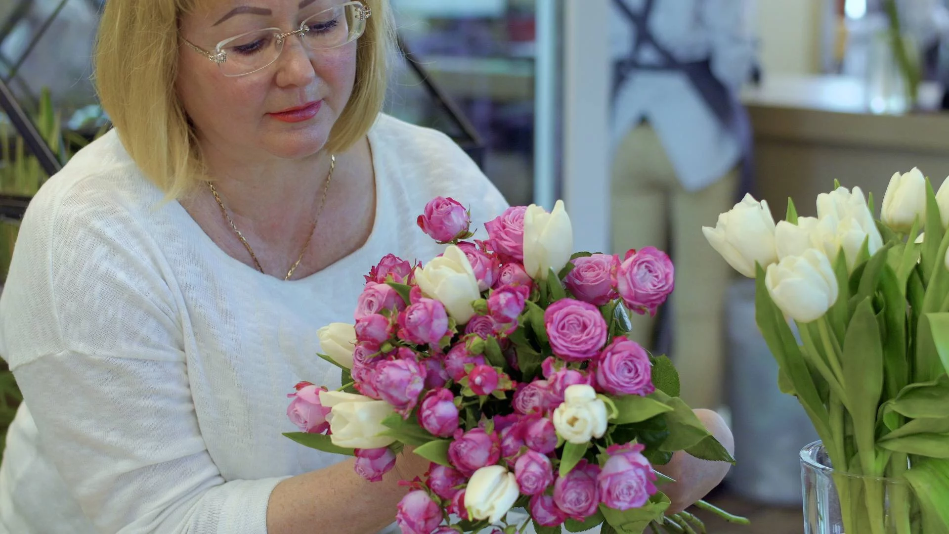 nauczycielka z bukietami kwiatów