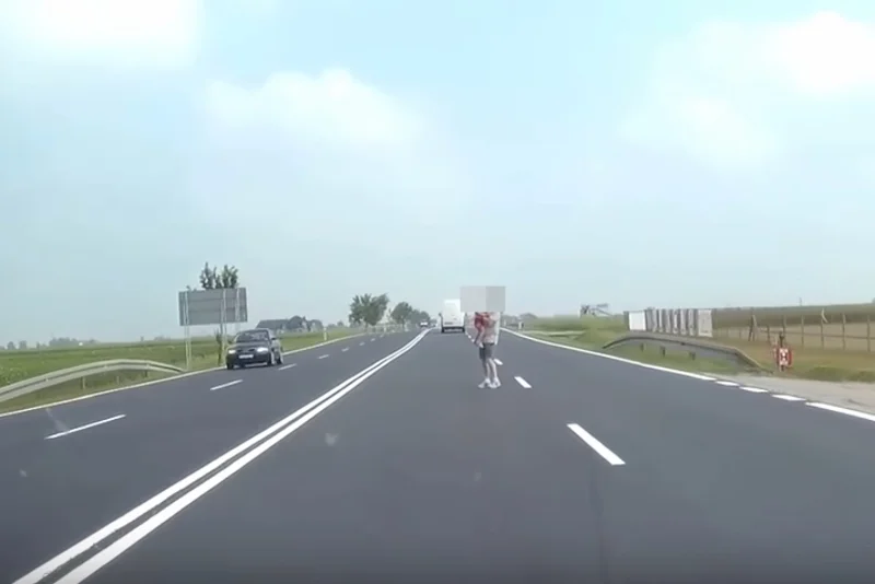 Mężczyzna z dzieckiem na rękach rzucił się pod autobus.