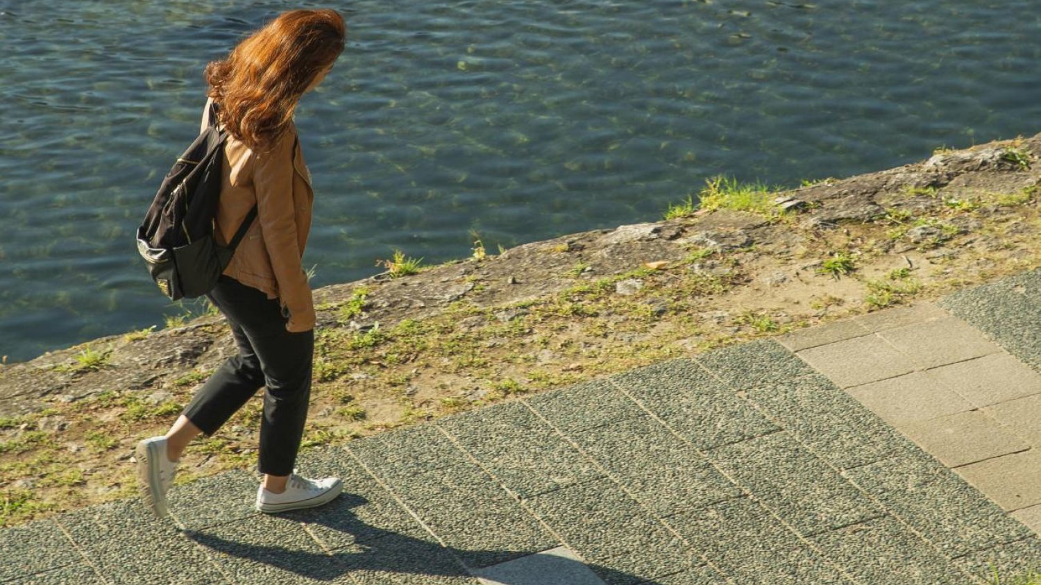 rucking: kobieta na spacerze z plecakiem