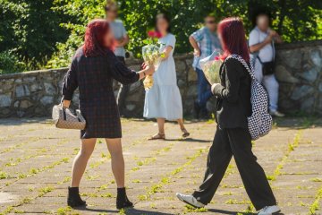 Nastolatki idące na uroczyste zakończenie roku szkolnego.