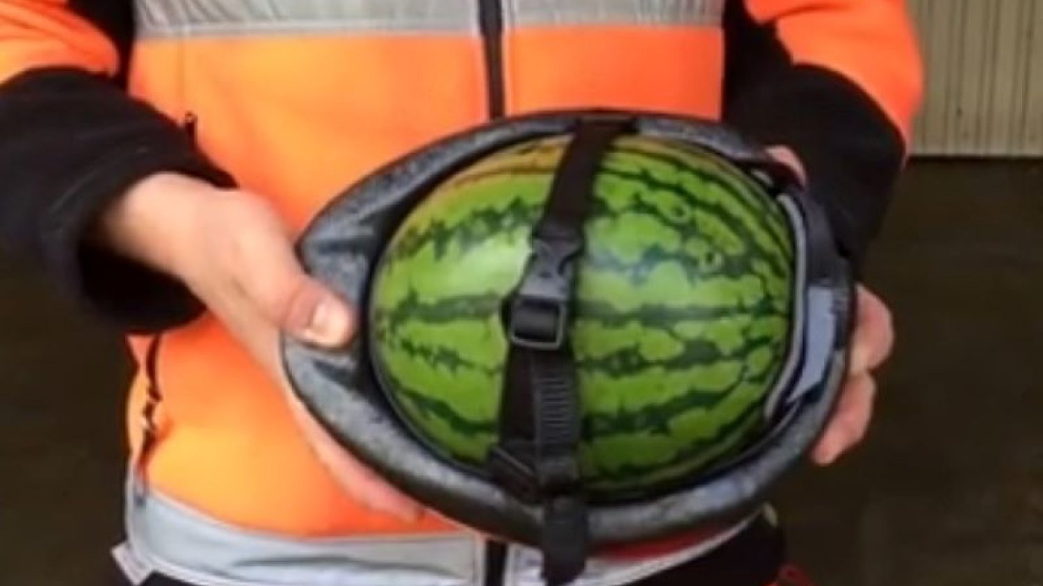 Dziecko powinno mieć na głowie kask, gdy jeździ rowerem lub hulajnogą