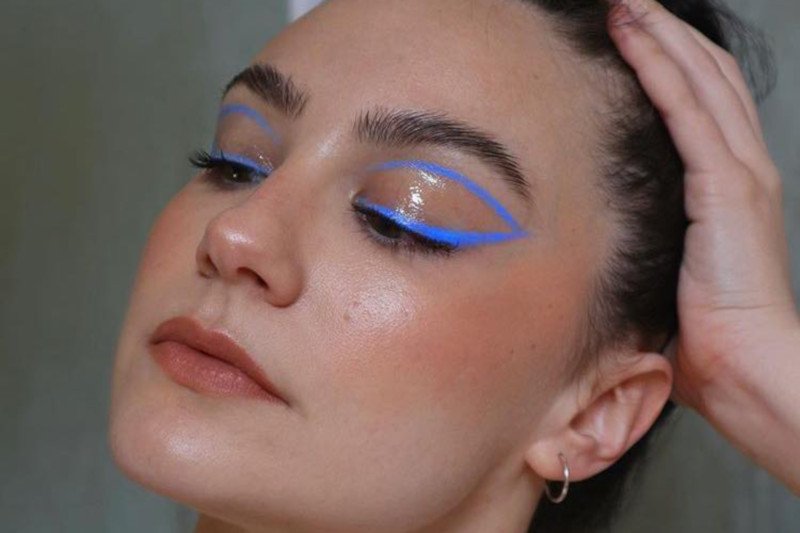 Jak zrobić idealne brwi? Te brwi to hit jesieni. Oto fluffy brows