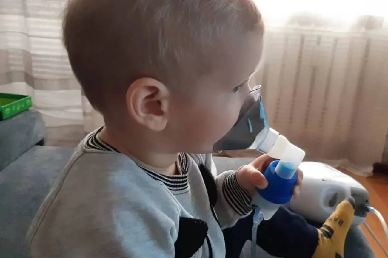 nebulizacja, inhalacja, inhalacje dziecka, czy zaklejać dziurki w maseczce, zaklejanie dziurek w inhalatorze