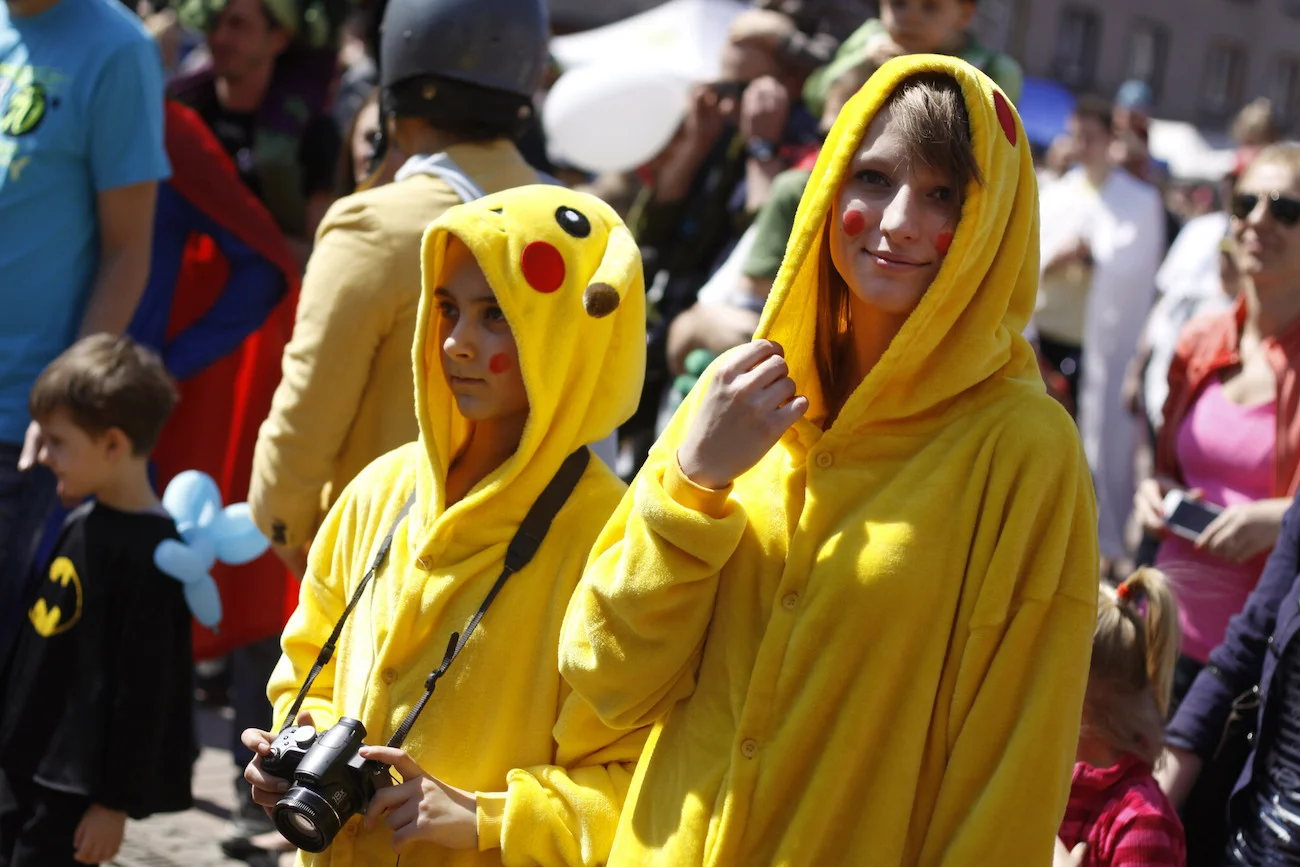 dziewczynki przebrane za Pikachu na Zlocie Fanów Superbohaterów w Bytomiu