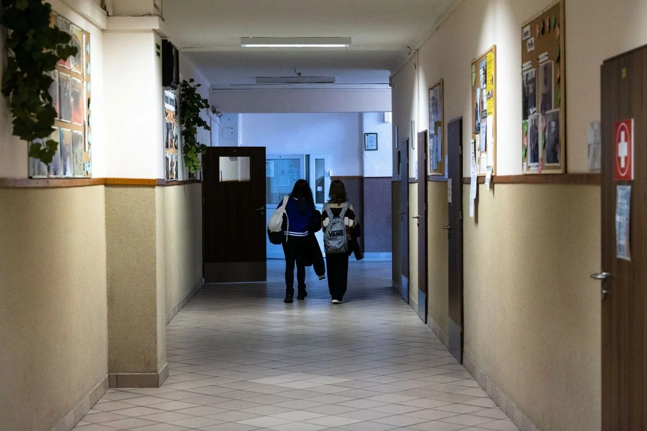 uczennice na korytarzu szkolnym