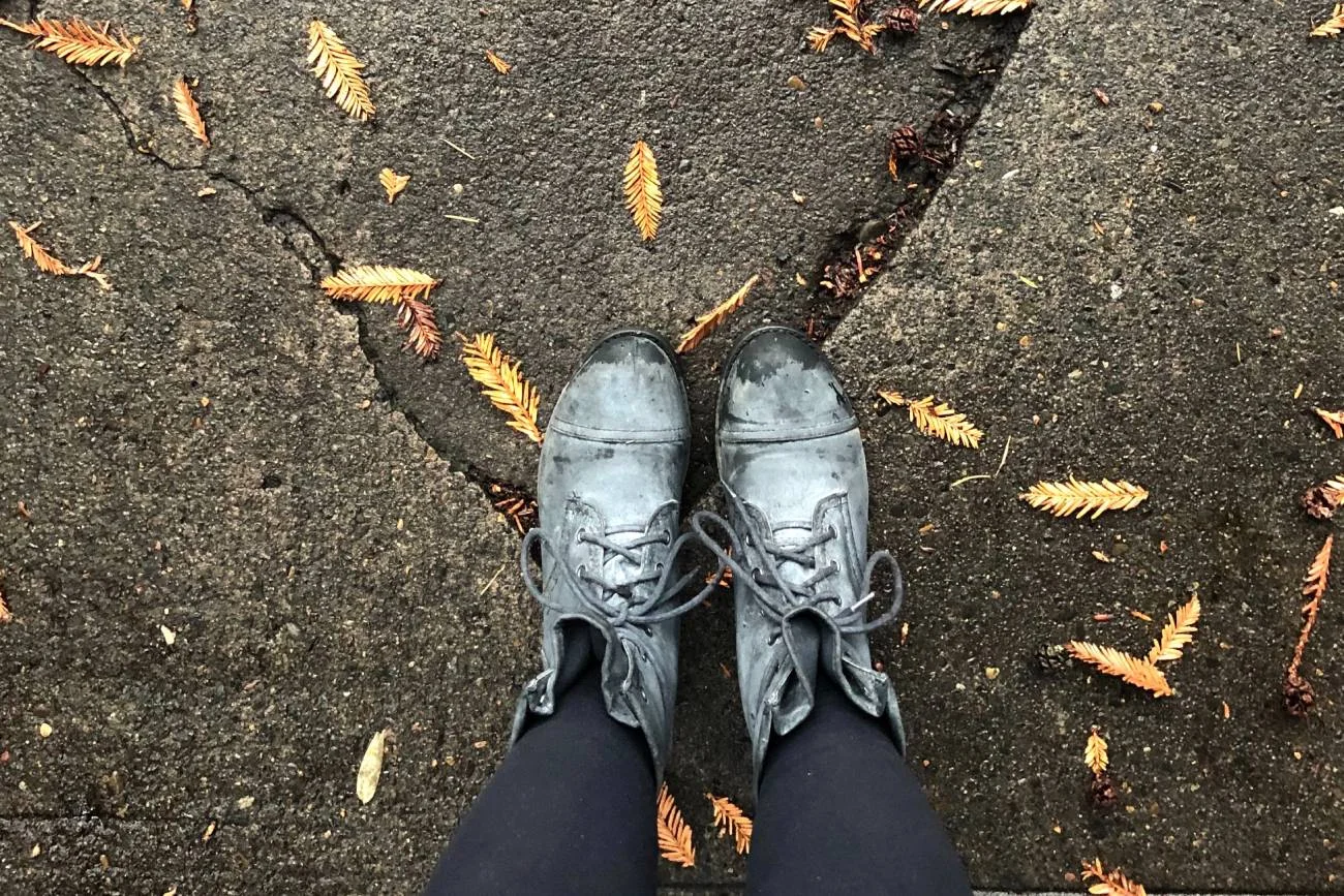 mokre buty, przemoczone obuwie, domowy sposób na przemoczone buty