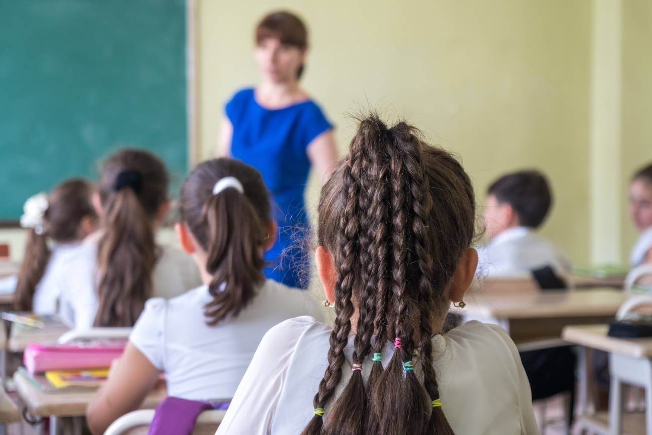 Nauczycielka prowadzi lekcję. Nauczycielka prowadzi lekcję.