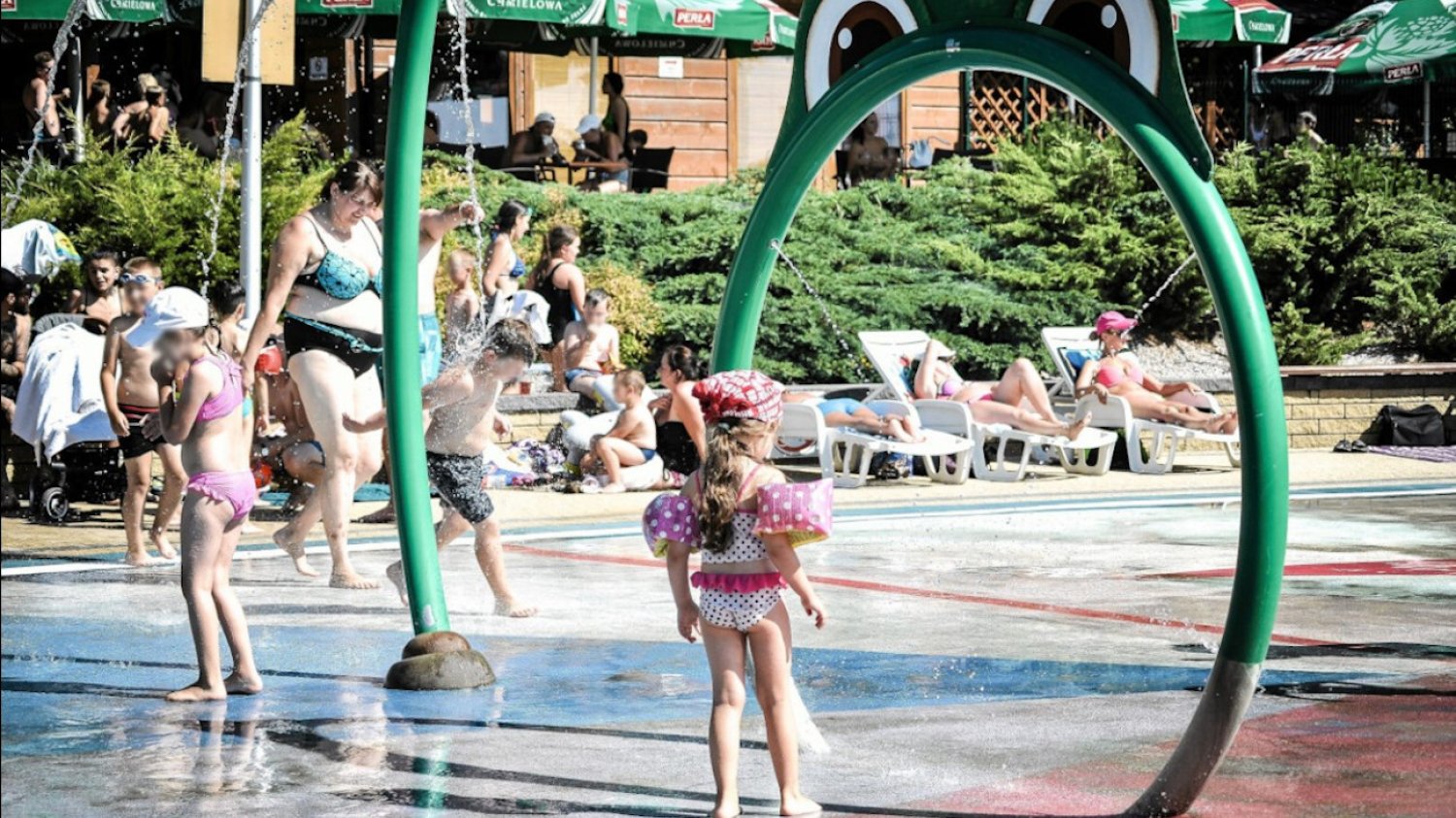 Dziewczynki w bikini. Dlaczego pozwalamy dziewczynkom je zakładać?