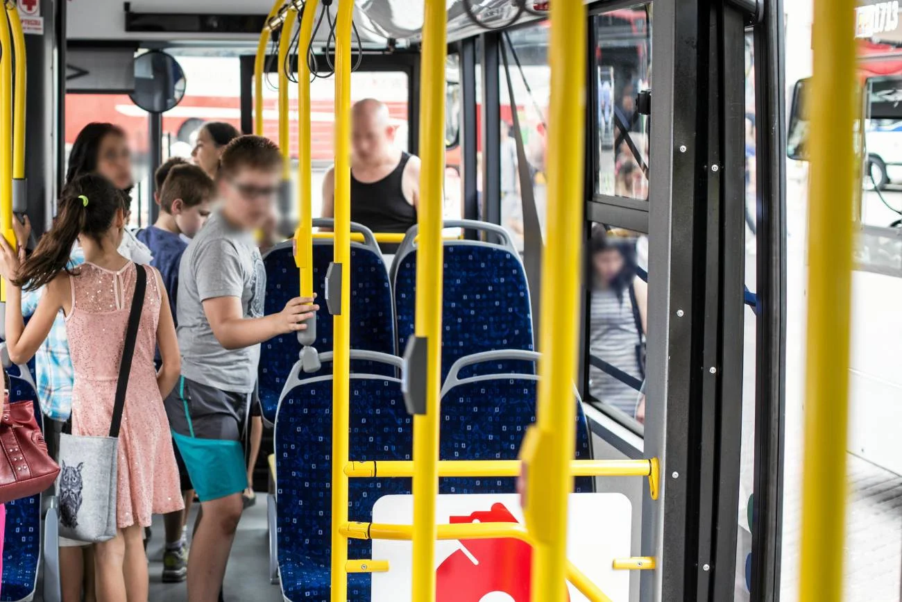 pasażerowie w autobusie miejskim pasażerowie w autobusie miejskim