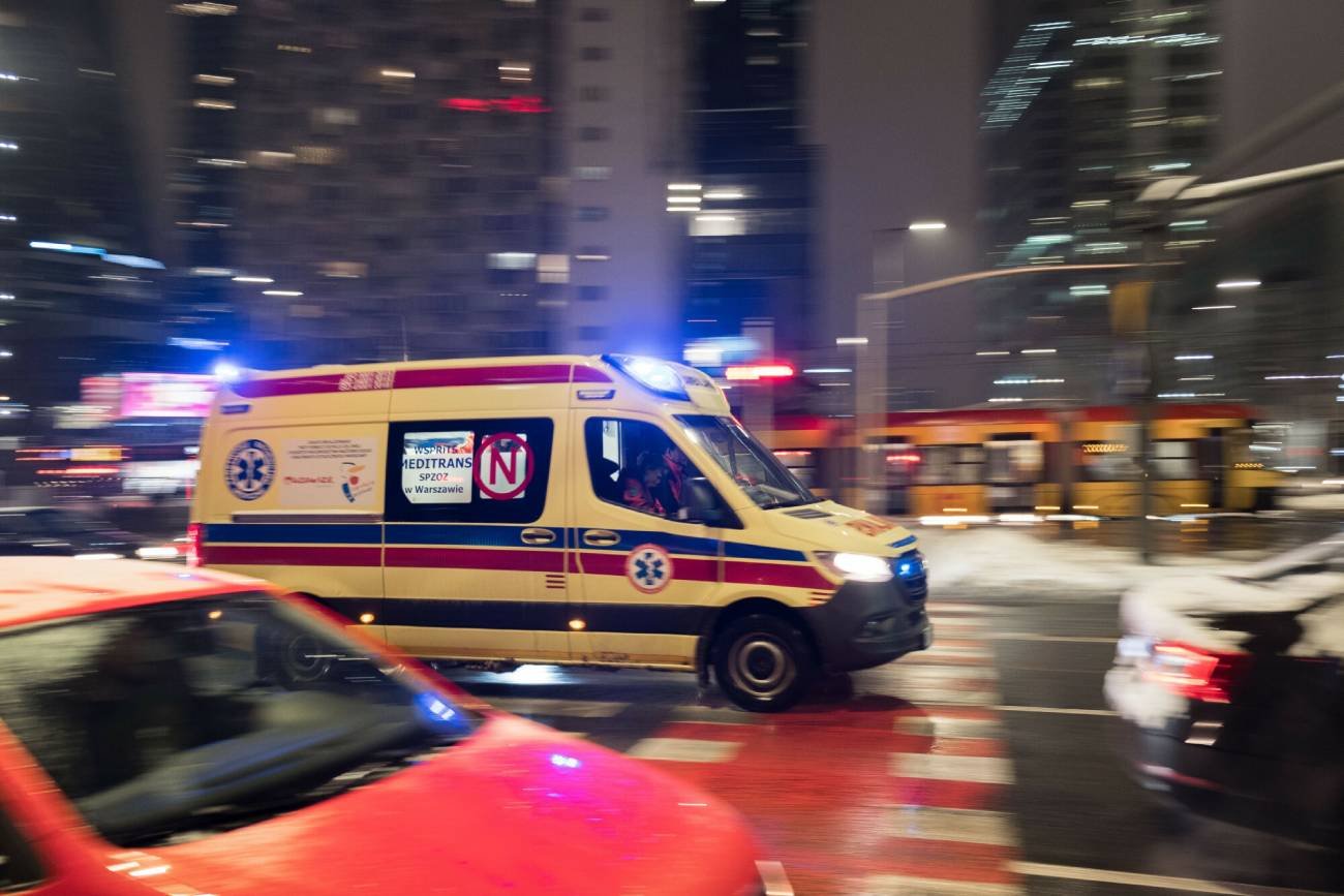 Karetka pogotowia jedzie do wypadku 2-latki, która wpadła do oczka wodnego.