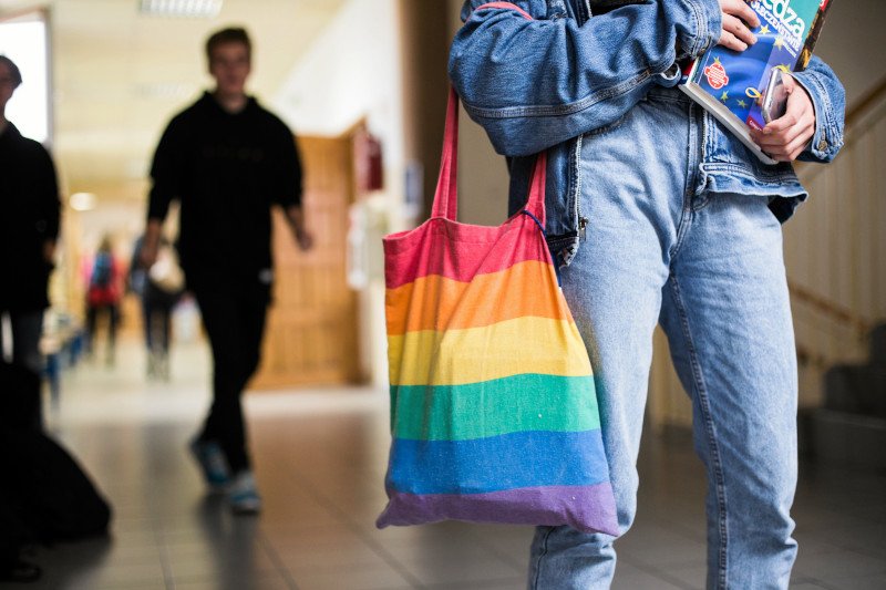 Wykluczenie uczniów LGBTQ w szkole – strach nosić tęczowe ubrania