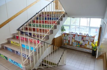 Hałas utrudnia koncentrację, zakłóca komunikację i współpracę z dziećmi, a także znacząco obniża komfort pracy.