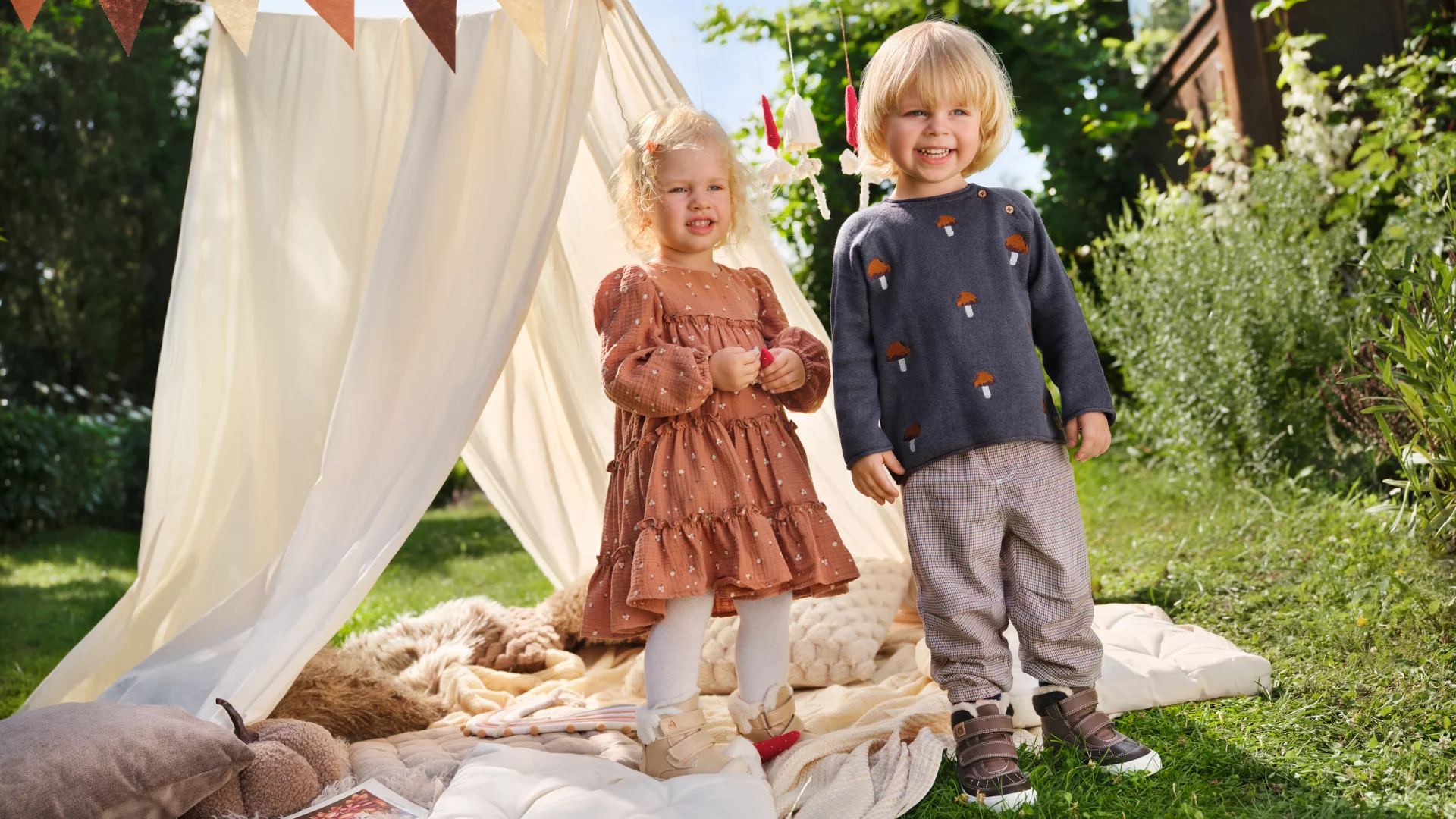 Jak przygotować najmłodszych na codzienne, jesienne przygody? Pomoże w tym najnowsza kolekcja SMYK na JESIEŃ 2025 dla niemowląt, dzieci i młodzieży.