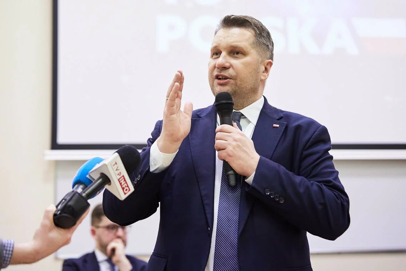 Minister edukacji podczas spotkania mówi o tym, skąd bierze się agresja u dzieci i młodzieży.