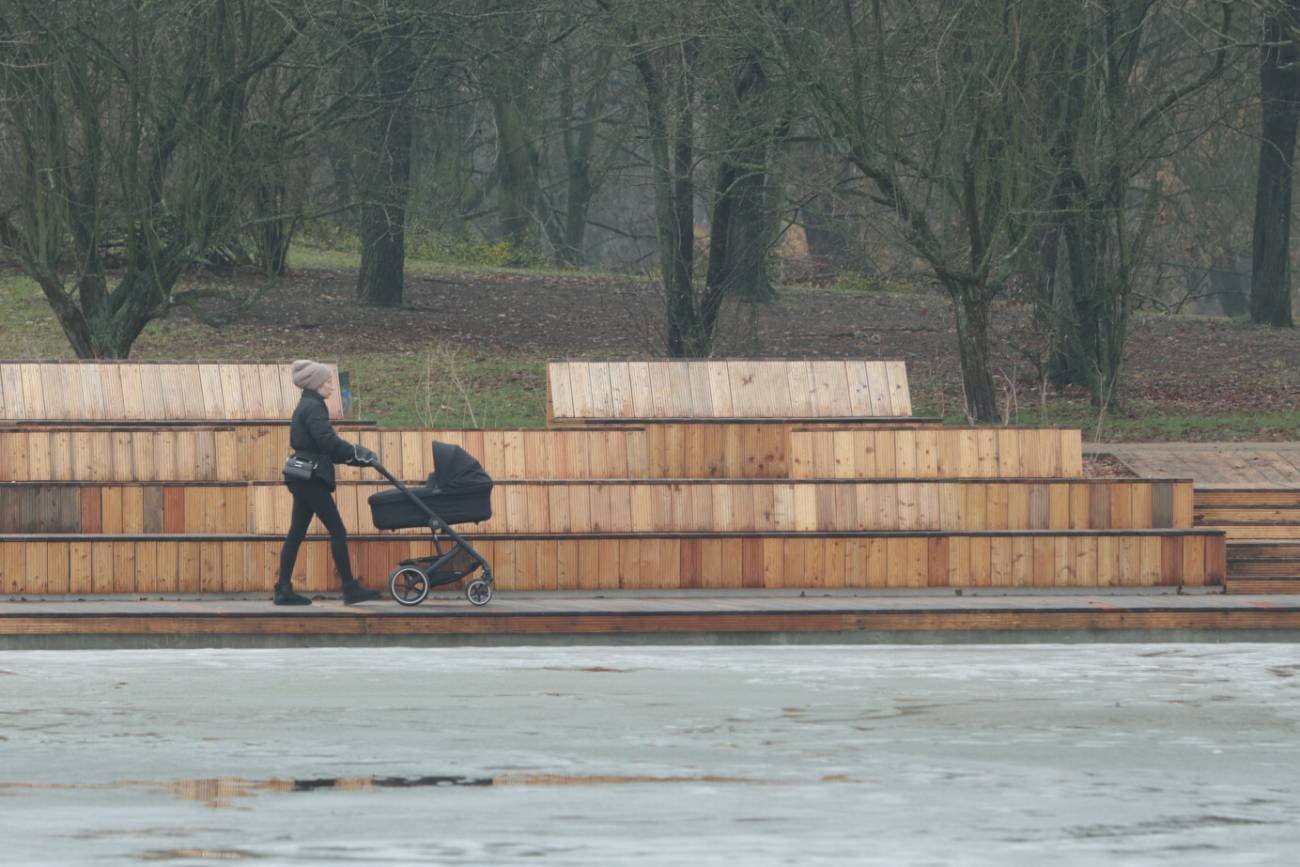 Mama z dzieckiem w wózku na spacerze.