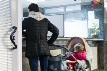mama przy okienku w przychodni