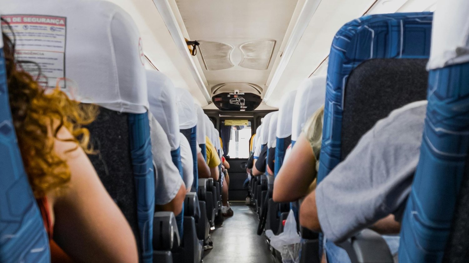 Uczniowie zatrzymali autobus po zasłabnięciu kierowczyni. Nagranie mrozi krew w żyłach Na zdjęciu młodzież jadąca autokarem na wycieczkę.