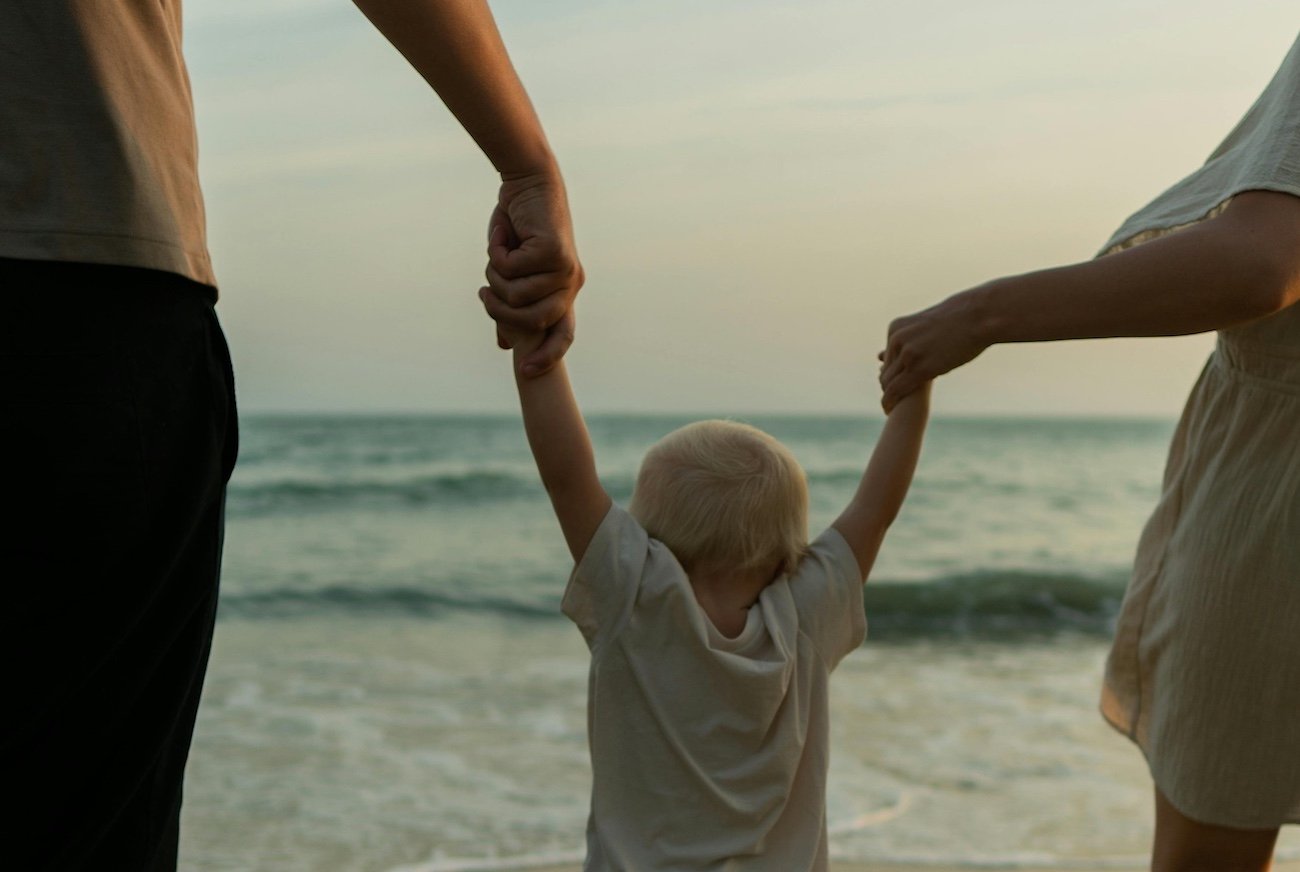Chodzi o pewne ścieżki, które ciało dziecka zapamiętuje. Nie wystarczą słowa, jeżeli swoim działaniem nauczymy ich czegoś innego.