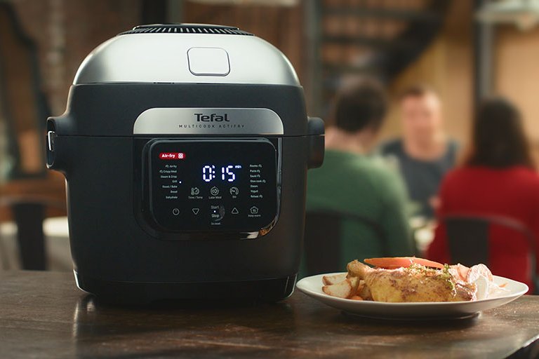 TEFAL ACTIFRY to wielofunkcyjne urządzenie do wszechstronnego gotowania z przełomową technologią Actifry, która pozwala ograniczyć dodawanie tłuszczu i równomiernie smażyć bez konieczności ręcznego mieszania składników.