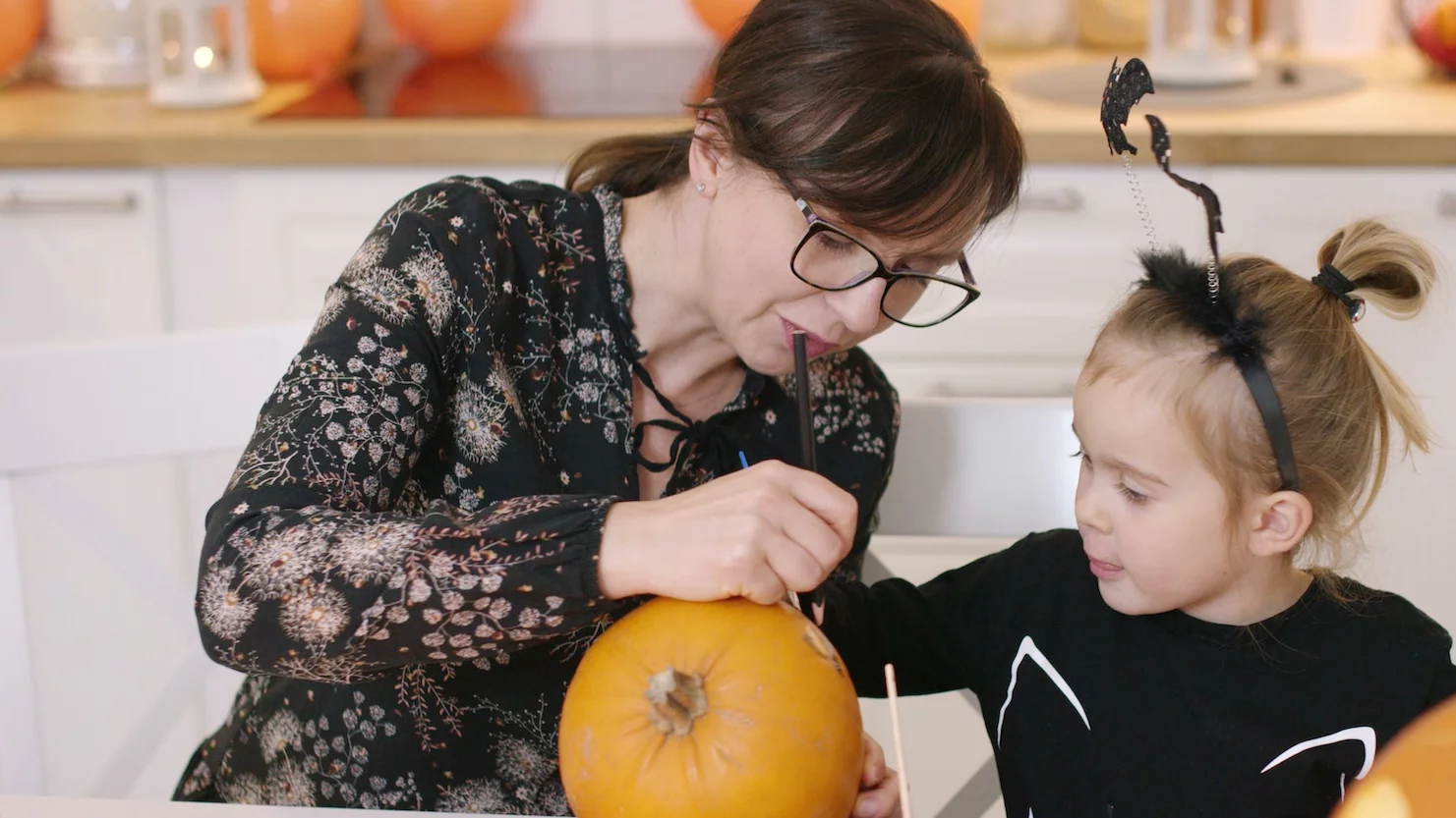 Alternatywą dla Halloween może być "dyniowe przyjęcie" Mama z córeczką malują dynię