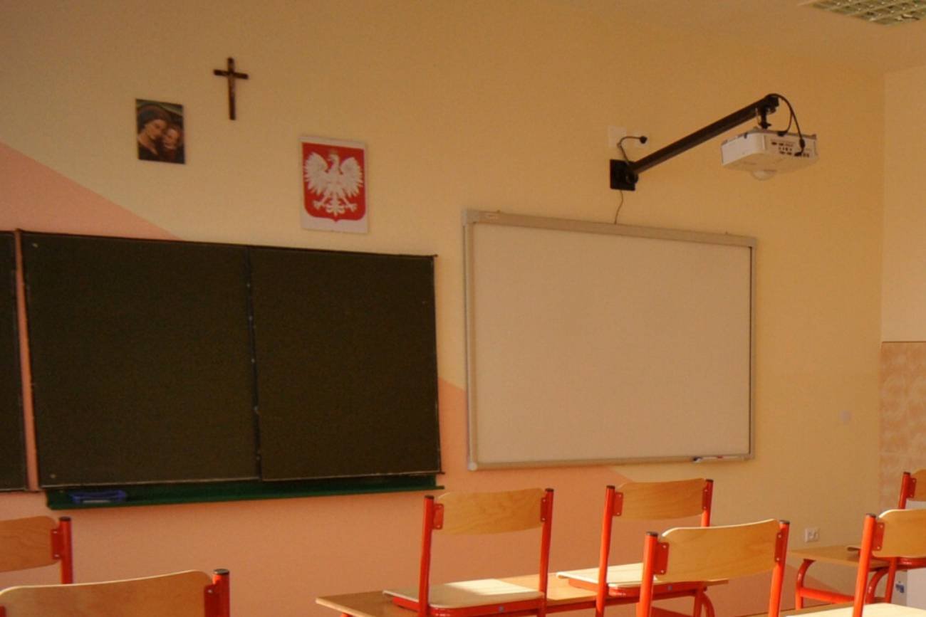 Klasa z krzyżem na ścianie.