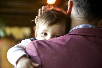 Fot. Pixabay / [url=https://pixabay.com/en/baby-child-father-love-539970/]froot[/url] / [url=https://pixabay.com/en/service/terms/#usage]CC0 Public Domain[/url]