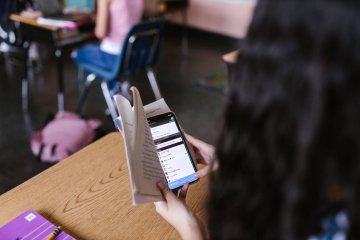 szkoła, lekcje, korzystanie z telefonu, telefon w szkole, dzieci mają w szkole telefony, zakaz telefonu w szkole