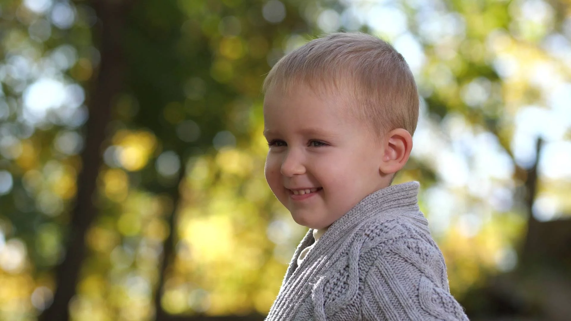 mały uśmiechnięty chłopiec mały uśmiechnięty chłopiec