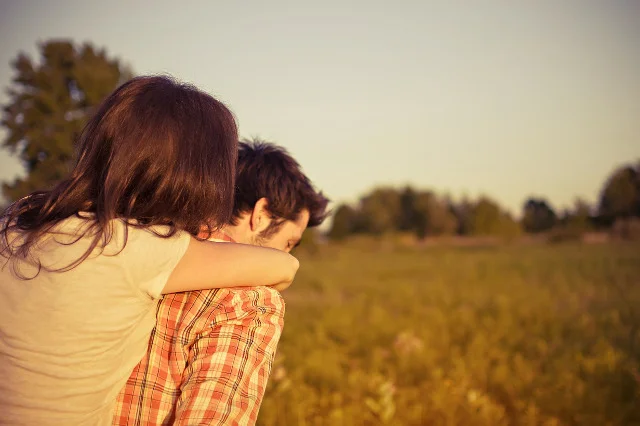 Fot. Pixabay / [url=https://pixabay.com/en/man-woman-couple-piggyback-love-802062/]Unsplash[/url] / [url=https://pixabay.com/en/service/terms/#download_terms]CC0 Public Domain[/url]