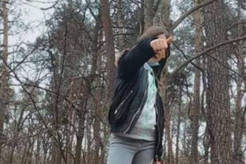 Dziewczynka stawała na grobach poległych żołnierzy