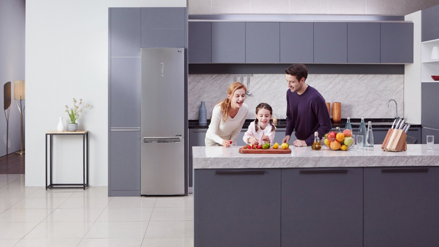 Lodówki LG z technologią Door Cooling+ zapewniają przechowywanym w nich produktom dłuższą świeżość, utrzymując stałą temperaturę, dzięki czemu zużywają mniej prądu