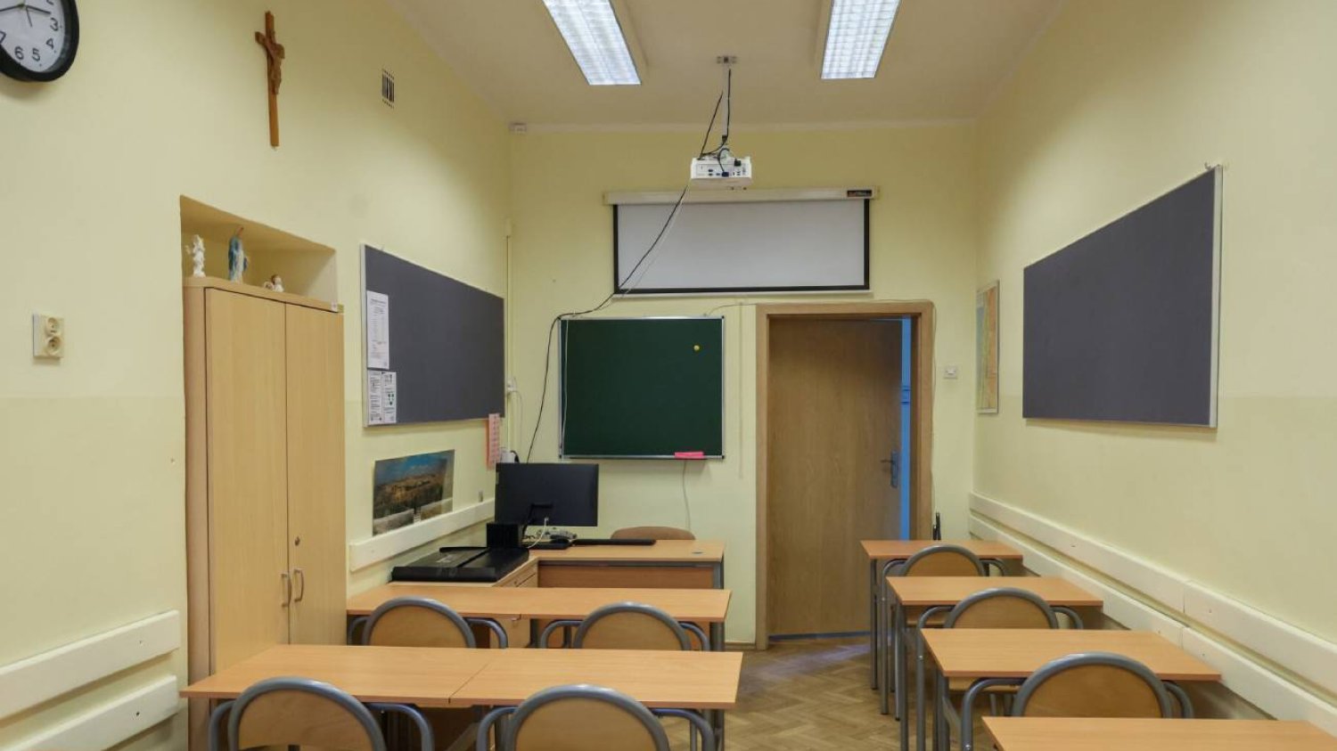 Klasa w szkole z krzyżem i świętymi figurami.
