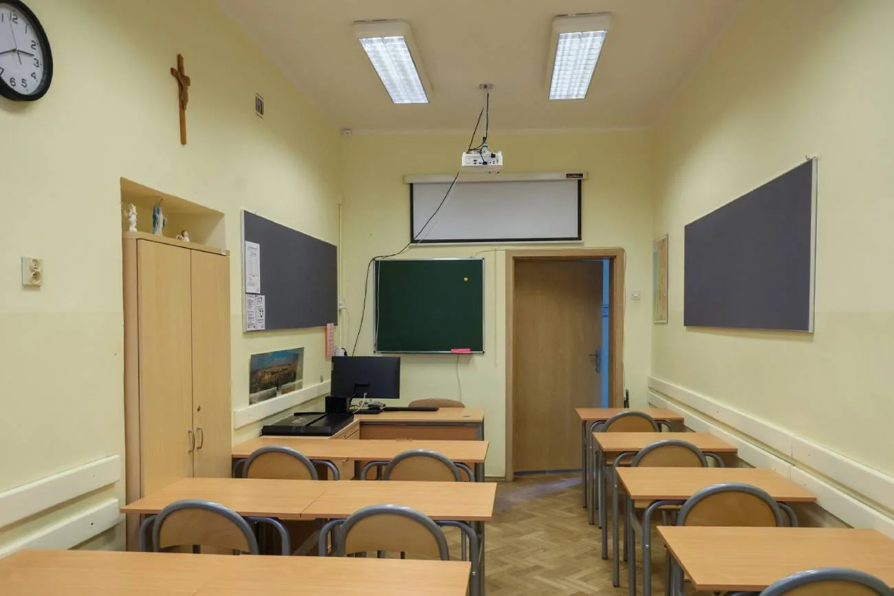 Klasa w szkole z krzyżem i świętymi figurami.