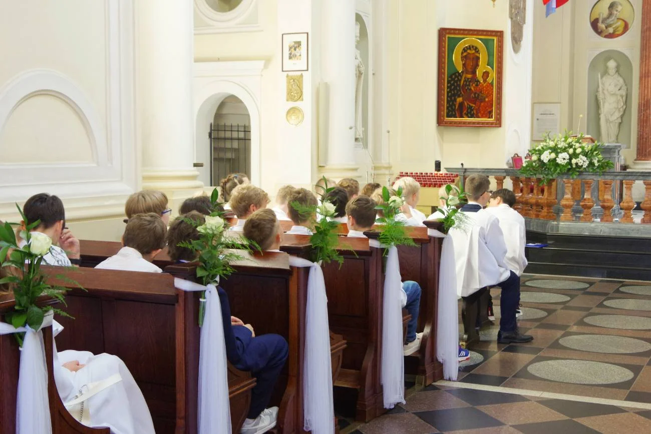 Dzieci w trakcie mszy pierwszokomunijnej. Dzieci w trakcie mszy pierwszokomunijnej.