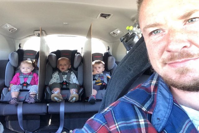 Ten ojciec rozwiązał problem kłótni dzieci w samochodzie.