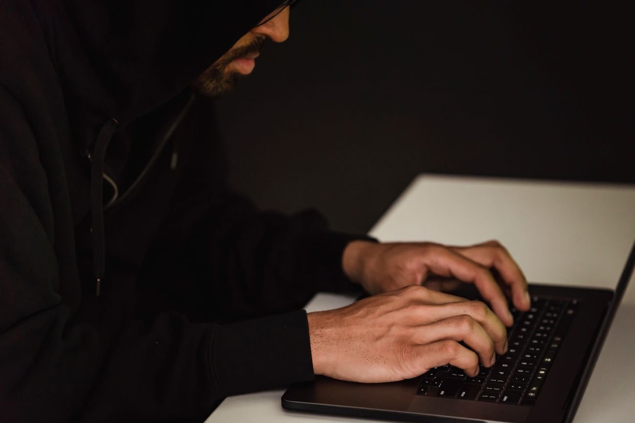 Mężczyzna udaje matkę karmiącą piersią