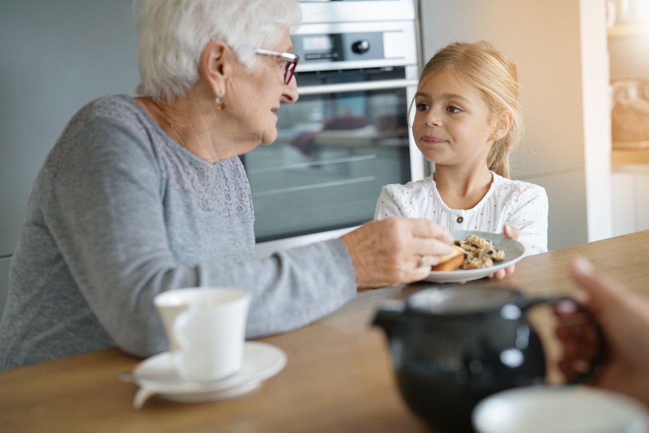 Babcia faszeruje, a ja mam dość. Jak dogadać się z dziadkami, którzy "wiedzą lepiej"?