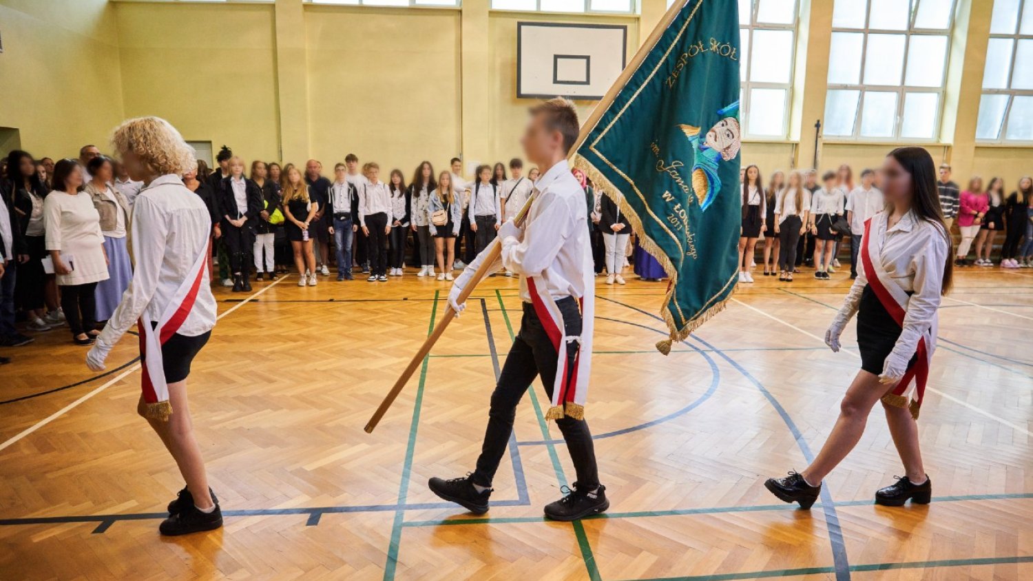 uczniowie ze sztandarem na rozpoczęciu roku szkolnego